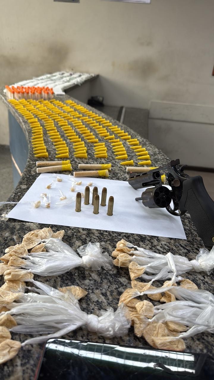 Dois homens são presos com arma e drogas durante operação da PM em Barra Mansa