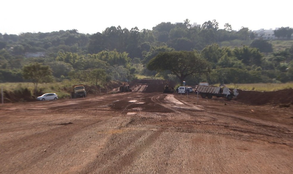 Obra ponte Rio Uberabinha Anel Viário Sul Uberlândia — Foto: TV Intergação/Reprodução