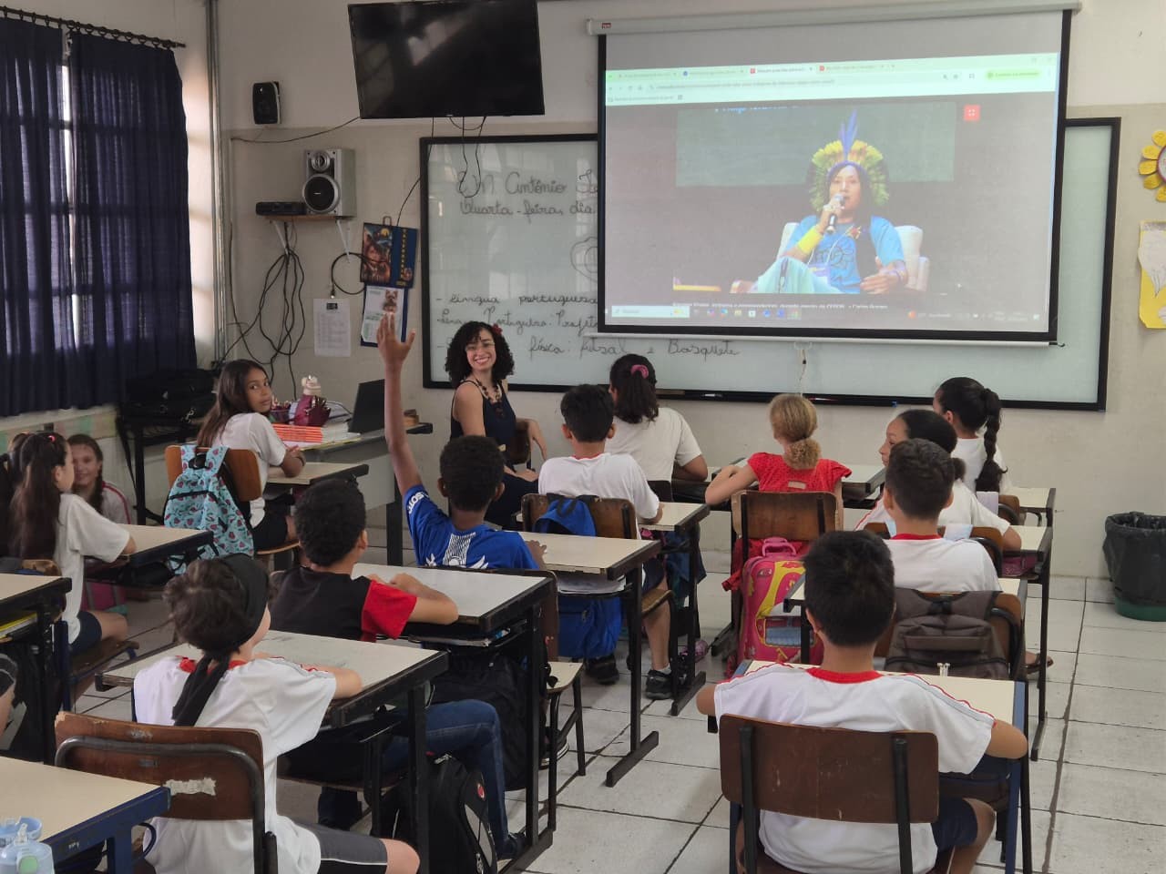 Professora usa jornais e sites para estimular senso crítico em alunos do 4º ano de escola municipal no interior de SP: 'Construir cidadania'