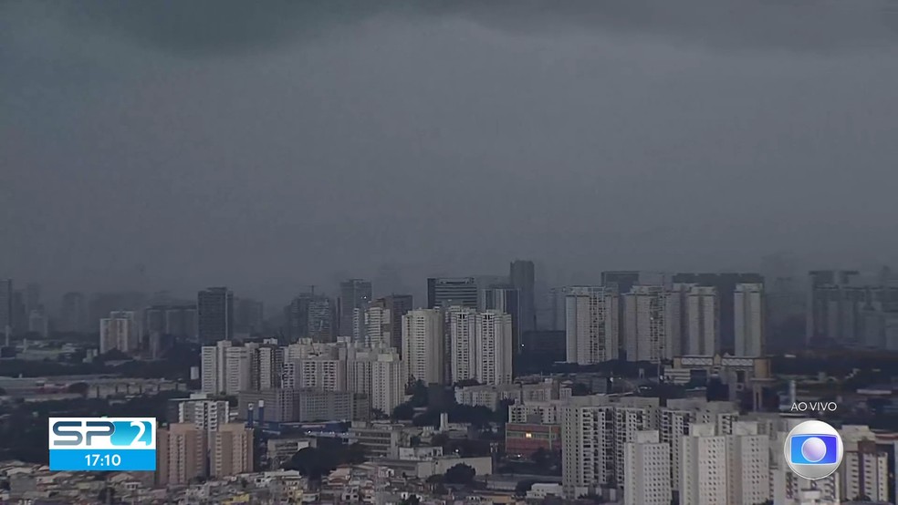 Chuva forte atinge capital paulista nesta terça-feira (16) — Foto: Reprodução/TV Globo