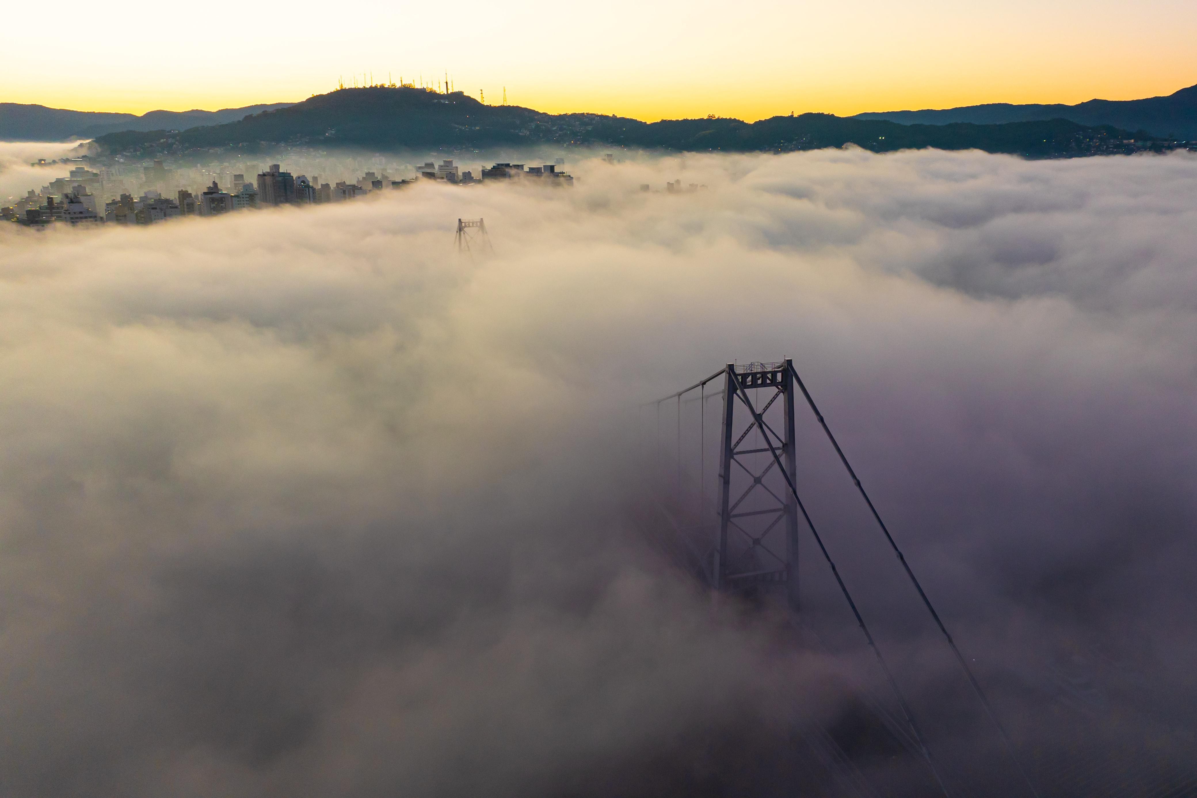 Nevoeiro cobre Ponte Hercílio Luz, cartão-postal de Florianópolis; FOTOS