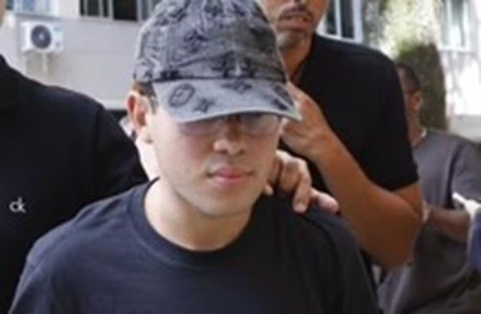 Mattheus Verissimo Zoel Martins na chegada à delegacia de Copacabana — Foto: Reprodução