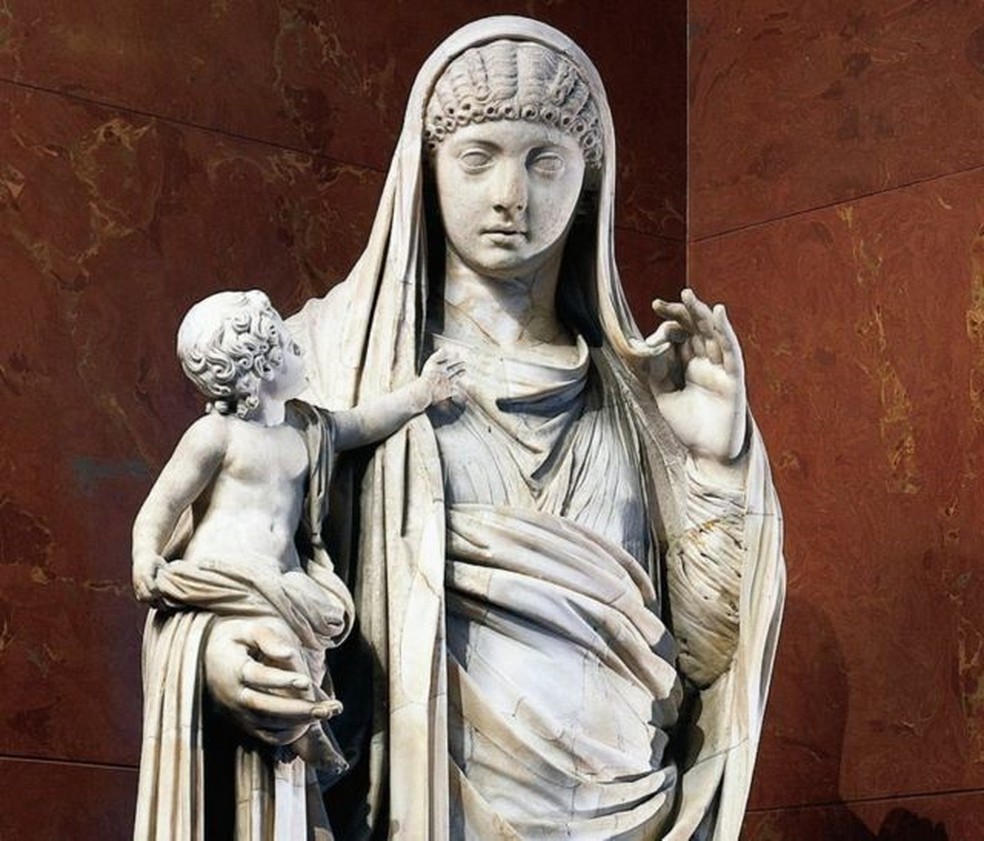 Estátua de mármore de Messalina segurando Britânico, século I dC — Foto: GETTY IMAGES
