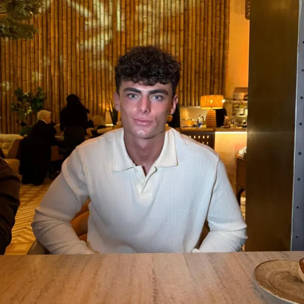 Thebe pesquisou diferentes tratamentos e começou a tomar finasterida e minoxidil, para combater a queda de cabelos. — Foto: CRÉDITO, @TOM.THEBE