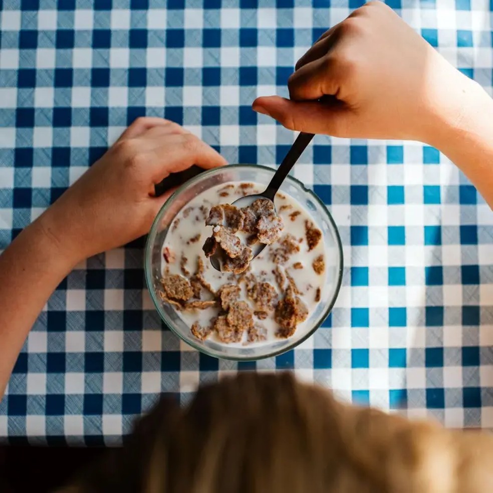 O café da manhã pode ajudar a combater a fadiga e fortalecer as funções cognitivas. — Foto: GETTY IMAGES via BBC