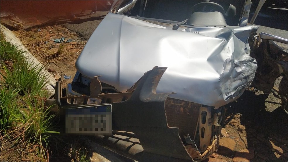 Homem morre após batida entre dois carros no oeste da Bahia — Foto: Divulgação/PRF