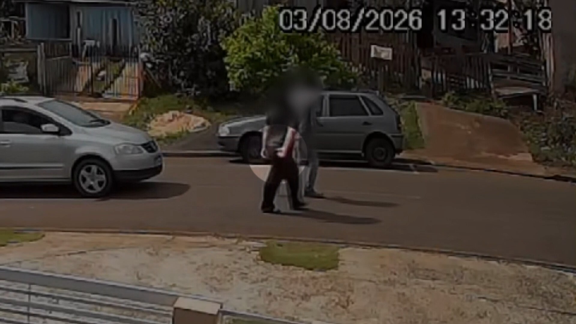 Vítima de violência faz sinal de socorro, é ajudada por testemunhas e homem é preso, no Paraná; VÍDEO