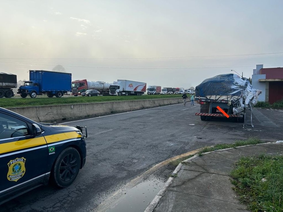 Uma pessoa morre em acidente entre dois caminhões em Palmeira — Foto: PRF