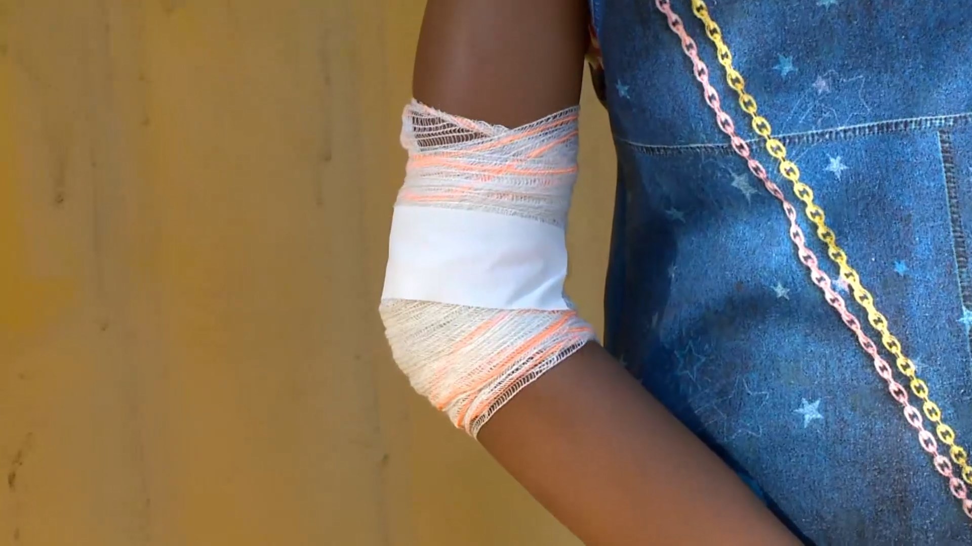 Adolescente é baleada ao sair de igreja com mãe e irmã de 1 ano na Serra, ES