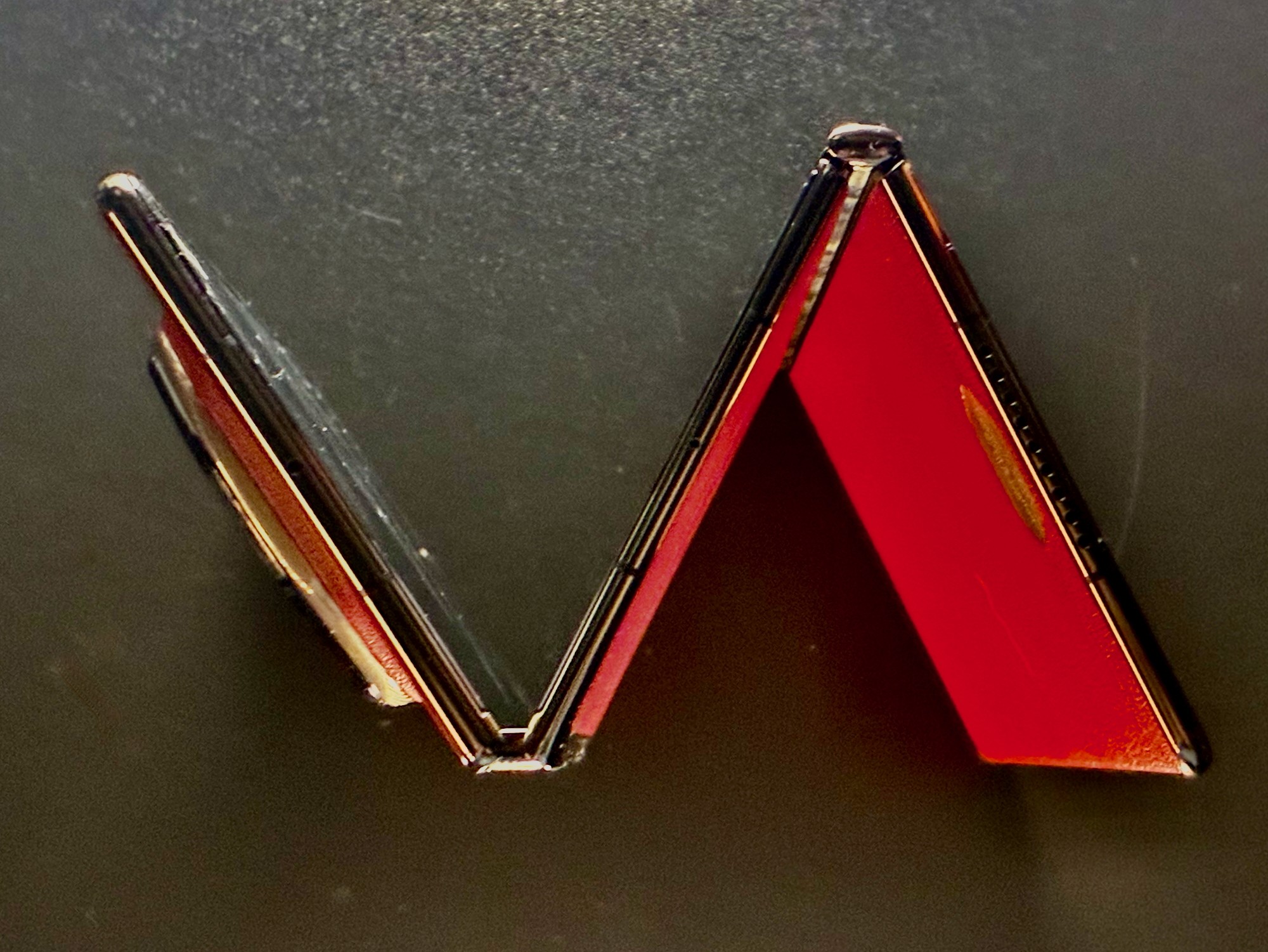 Huawei Mate XT Ultimate Design aberto, visto por cima mostrando as dobras — Foto: Henrique Martin/g1