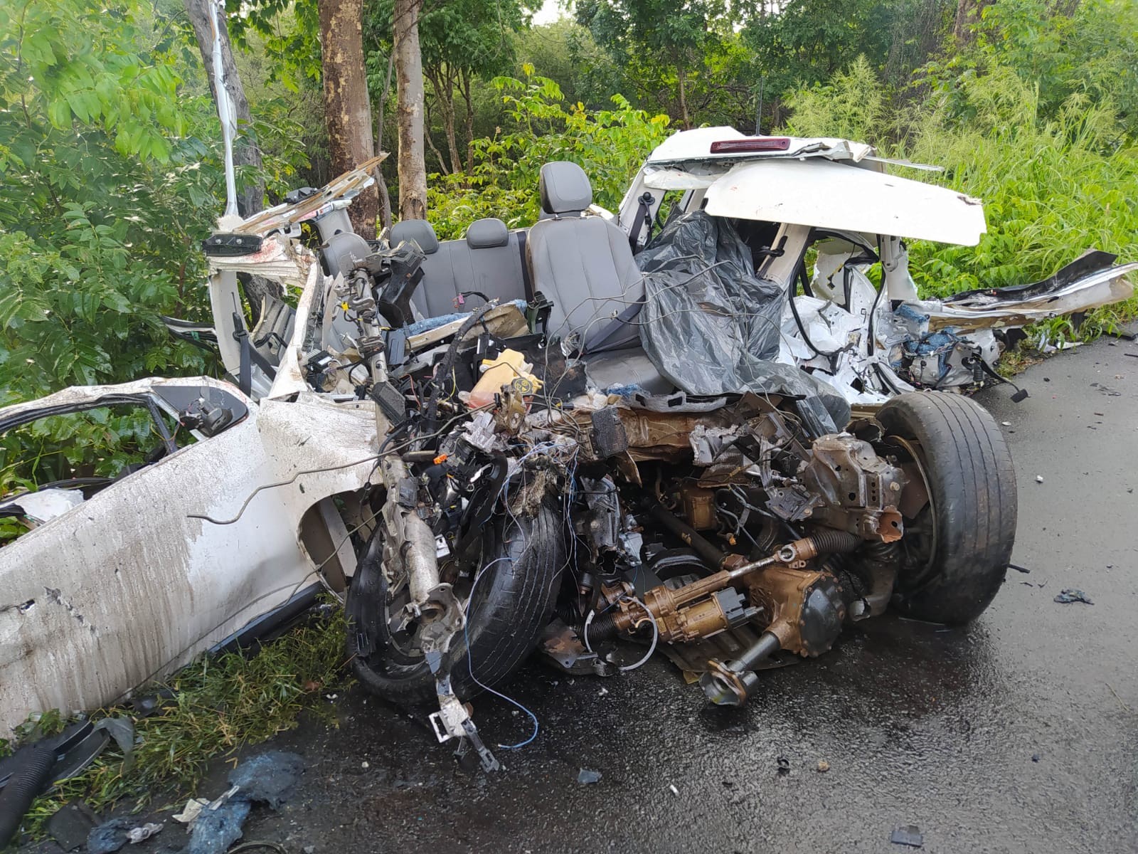 Três pessoas morrem após colisão entre caminhonete e caminhão em estrada na Bahia; trecho da BR-242 é interditado