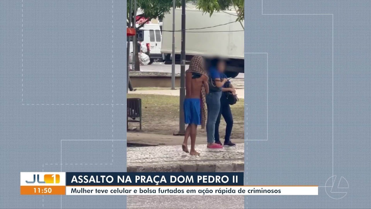 VÍDEO: Homem enrolado em lençol furta mulher em ponto de ônibus no centro de Belém