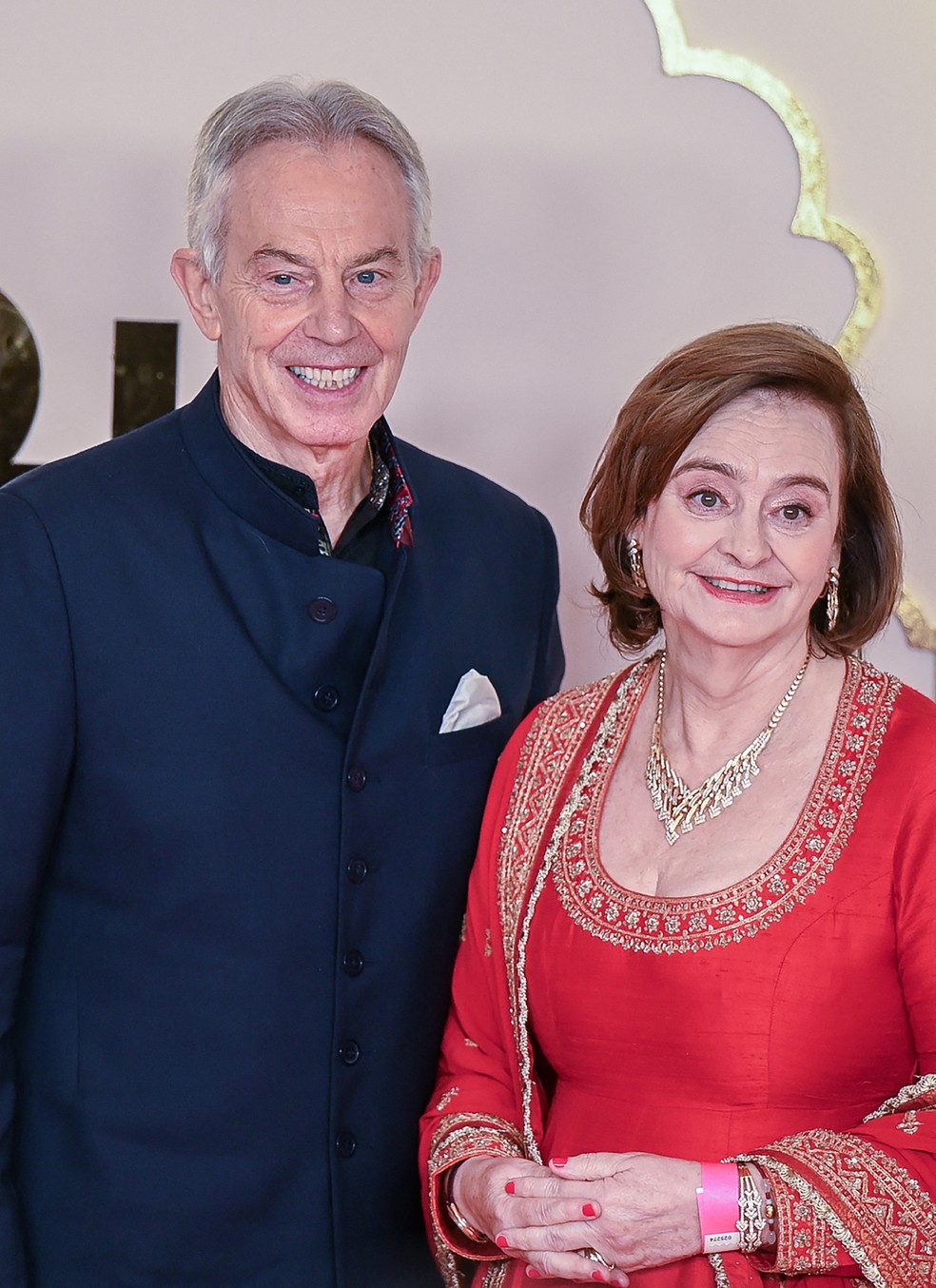 Ex-primeiro ministro do Reino Unido Tony Blair e a esposa — Foto: AFP/Punit PARANJPE