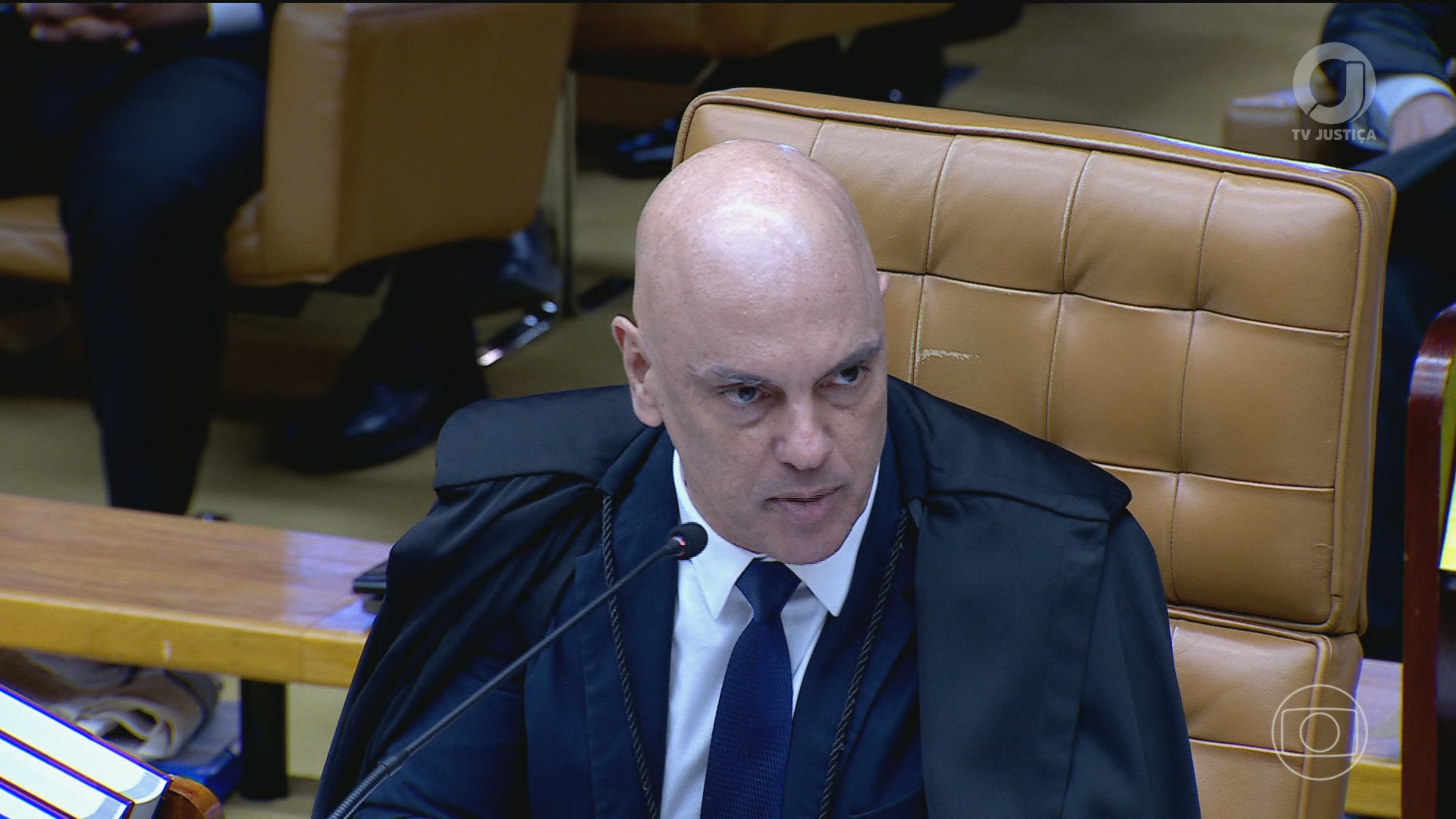 Ala alinhada a Alexandre de Moraes atua para adiar julgamento do relatório da PF com mensagens de Daniel Vorcaro para o ministro