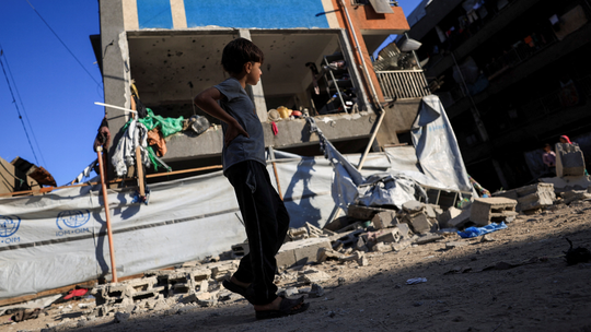 Por que a população de Gaza não está recebendo a ajuda de que tanto precisa?