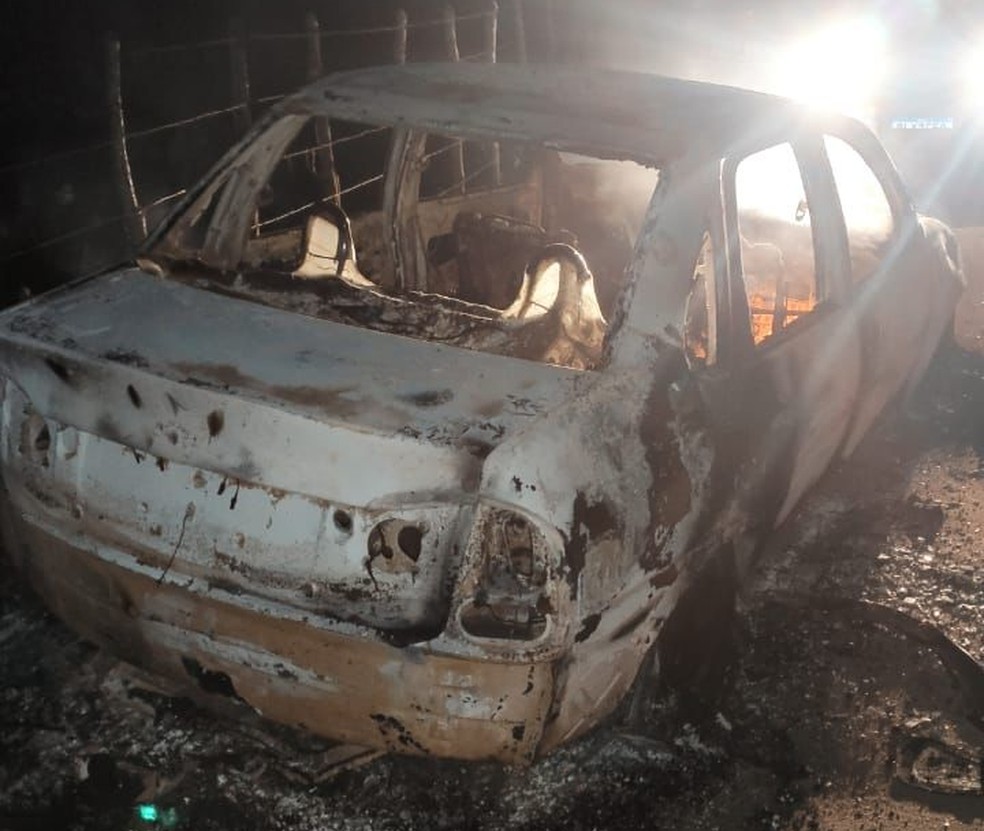 Suspeitos do assalto em Remígio abandonaram e queimaram carro usado no crime — Foto: Reprodução/TV Cabo Branco