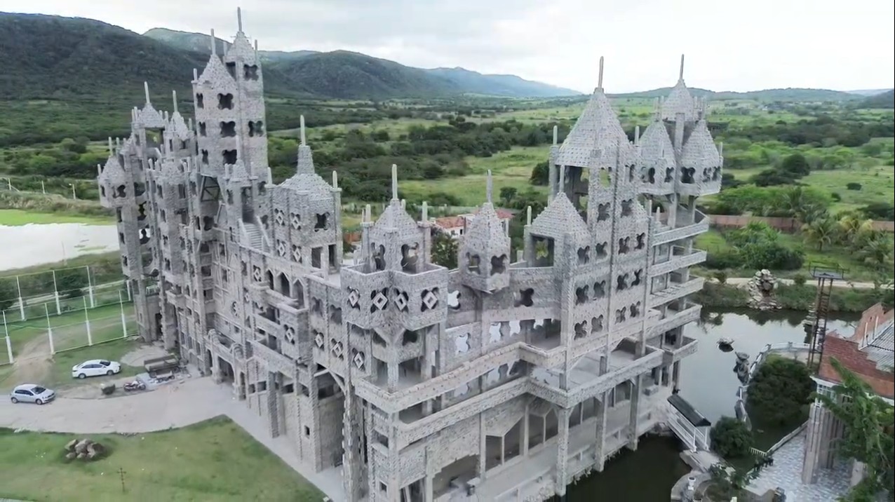 Castelo tem igreja de pedra cercada por lagoa e adega subterrânea no Agreste de PE