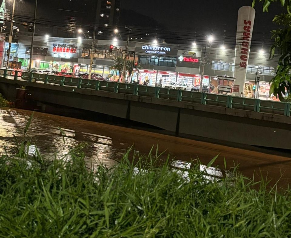 Temporal alaga várias ruas e avenidas de Juiz de Fora; região tem alerta para chuvas intensas