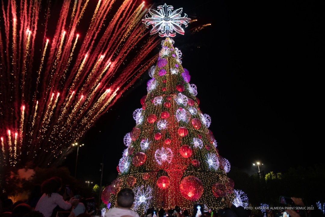 Prefeitura de Boa Vista acende luzes de Natal no parque Germano Sampaio e na praça Fábio Paracat