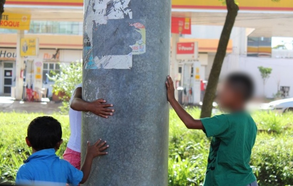 Crianças indígenas da etnia Warao nas ruas de Porto Velho — Foto: Jheniffer Núbia/G1