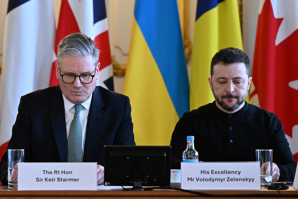 Primeiro-ministro britânico Keir Starmer e presidente da Ucrânia Volodymyr Zelensky, em encontro em Londres no início do mês — Foto: JUSTIN TALLIS/Pool via REUTERS