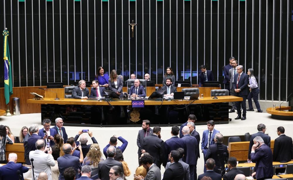 Deputados têm R$ 165,8 mil mensais para pagar funcionários; saiba o que é a verba de gabinete