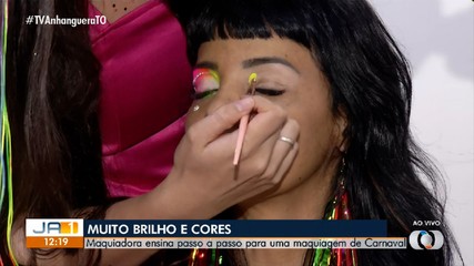 Maquiadora mostra passo a passo de make colorida para o Carnaval