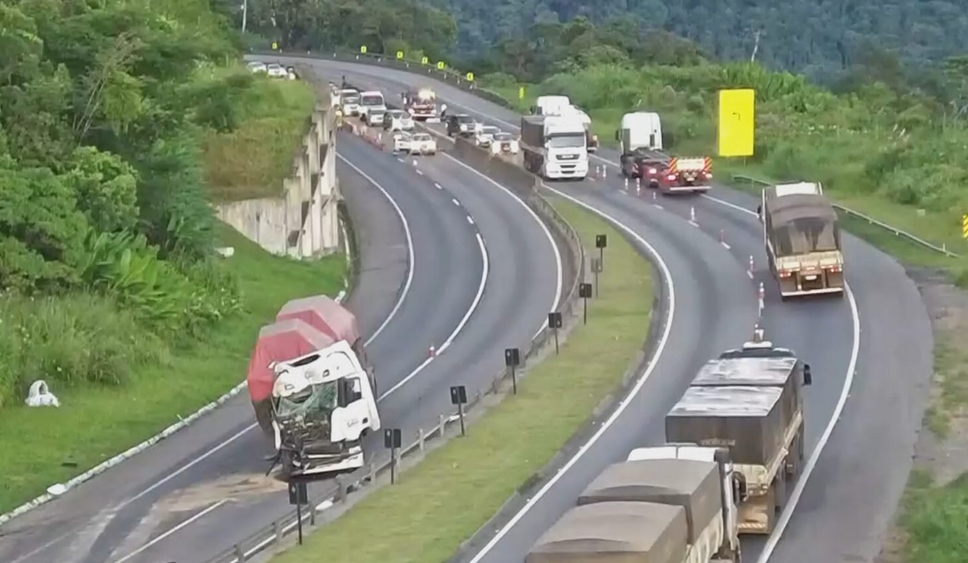 Acidente entre dois caminhões bloqueia parcialmente BR-277 no sentido litoral do Paraná