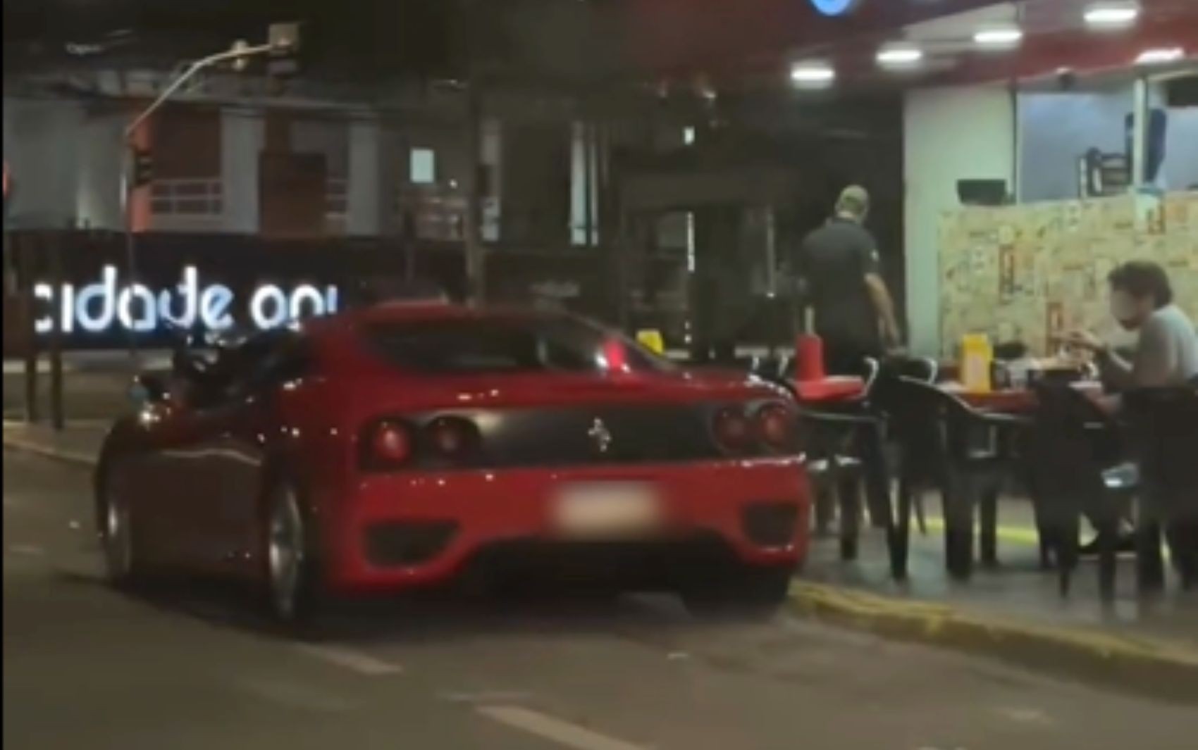 Ferrari parada em pit dog chama a atenção em Goiânia; vídeo 
