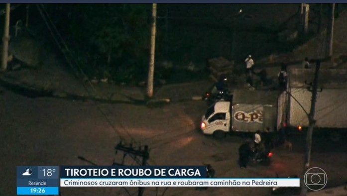 Criminosos roubam caminhão de carga em Barros Filho; VÍDEO
