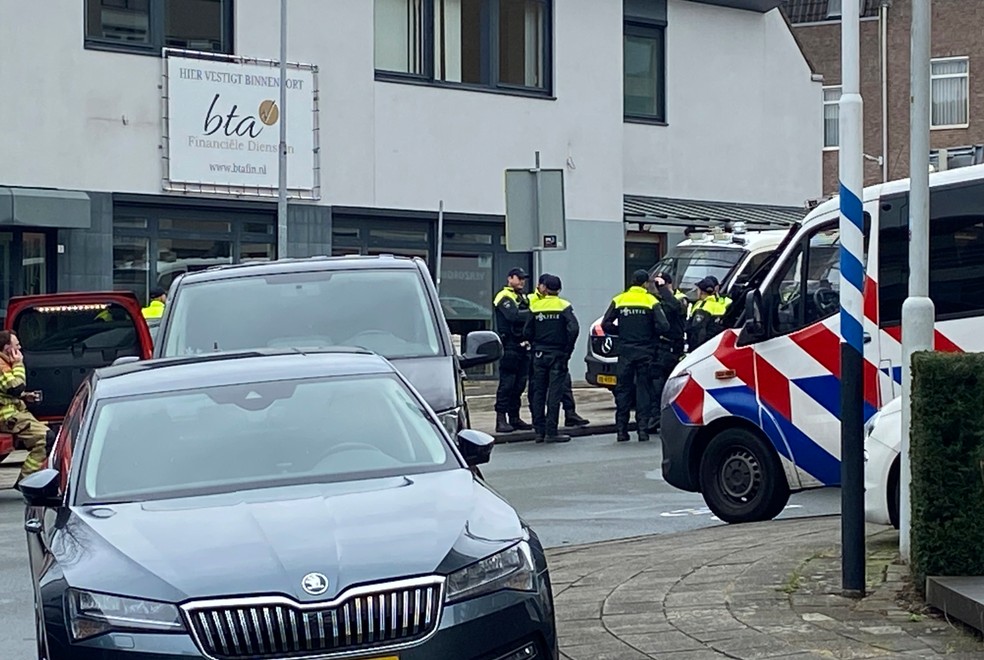 A polícia isolou parte da cidade de Ede, na Holanda, onde pessoas foram sendo mantidas reféns em um prédio, em 30 de março de 2024. — Foto: Aleksandar Furtula/AP