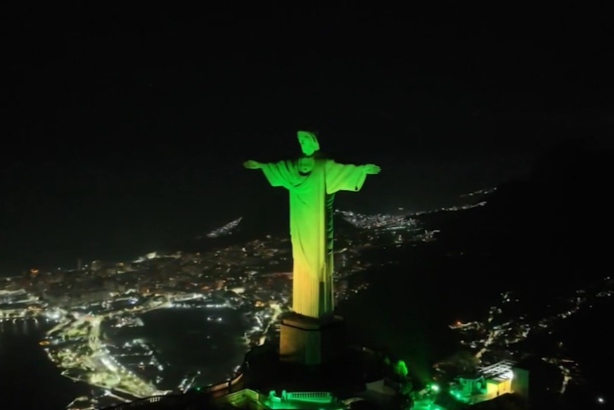 Na véspera de Brasil x Escócia, Cristo é iluminado em verde e amarelo
