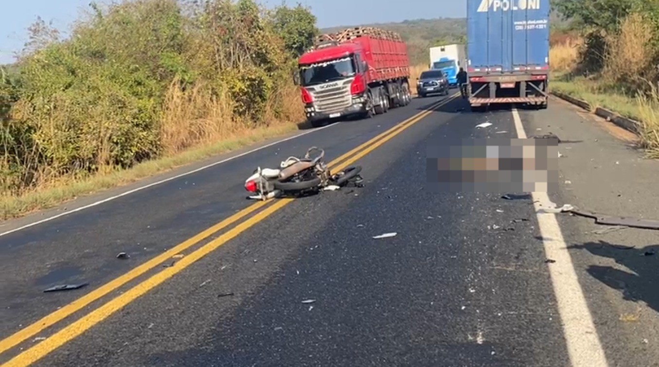 Mulher de 40 anos morre após colisão frontal entre carro e motocicleta na BR-316, em Valença do Piauí