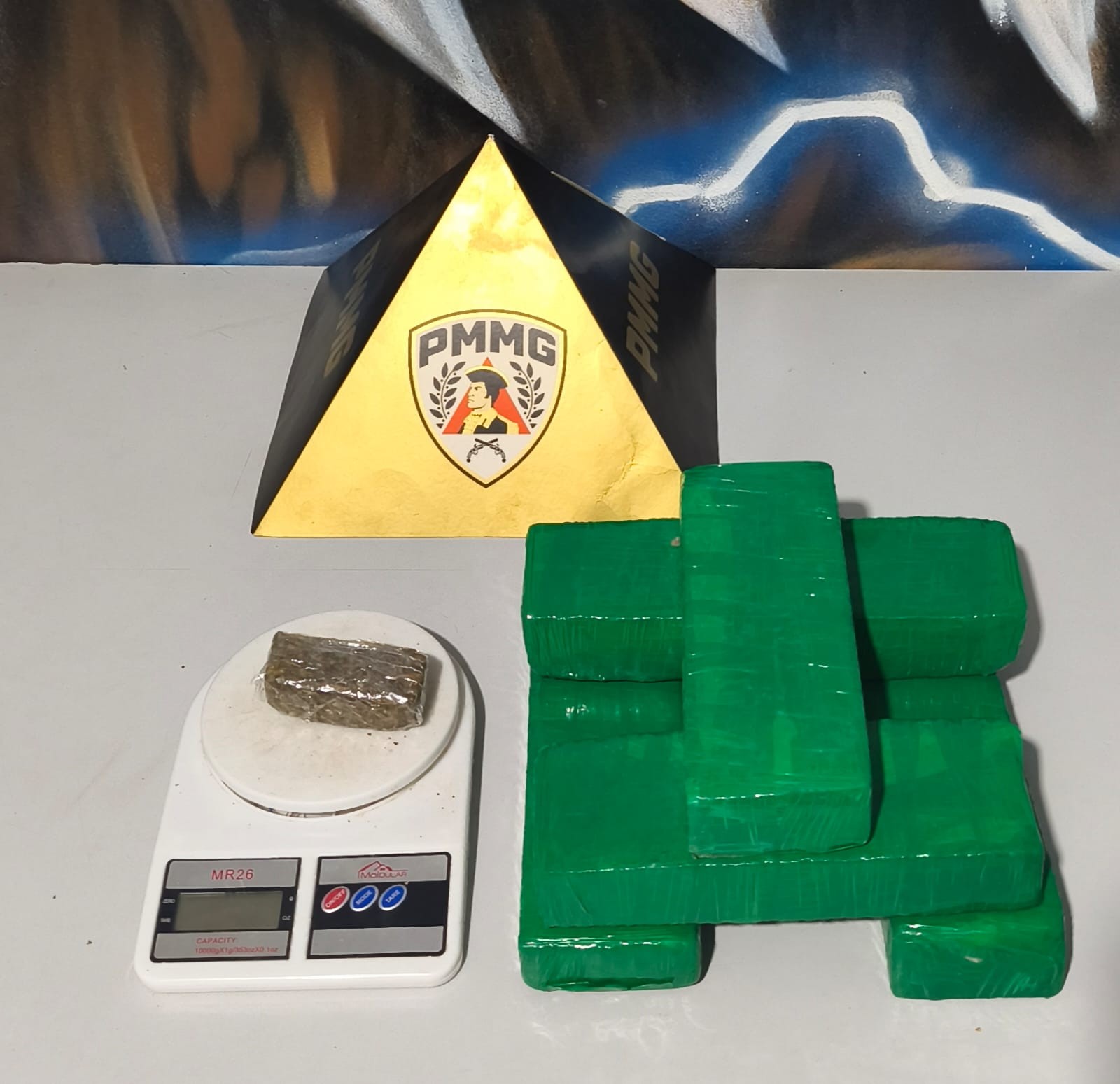 Polícia encontra barras de maconha em casa abandonada em Ipatinga