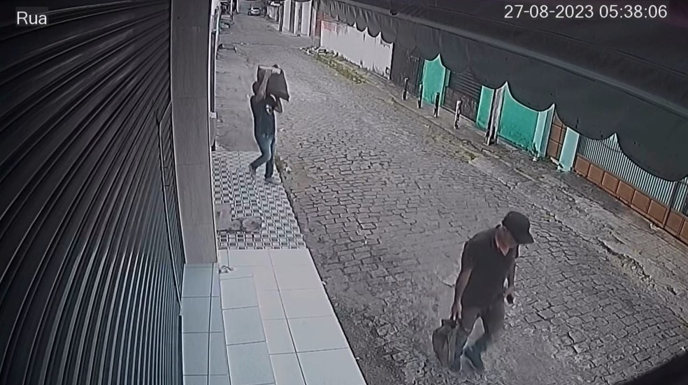 Homens deixam joalheria em Natal após furto — Foto: Reprodução