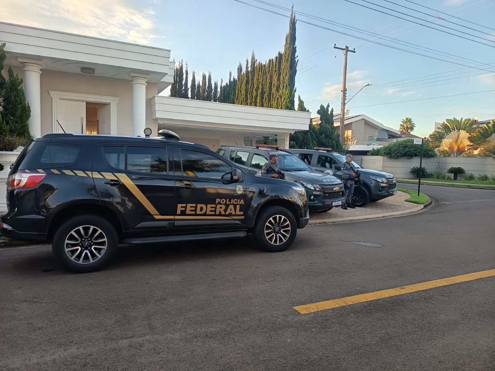 Alvo apontado como líder do esquema de fraudes bancárias se entrega à PF, em Piracicaba