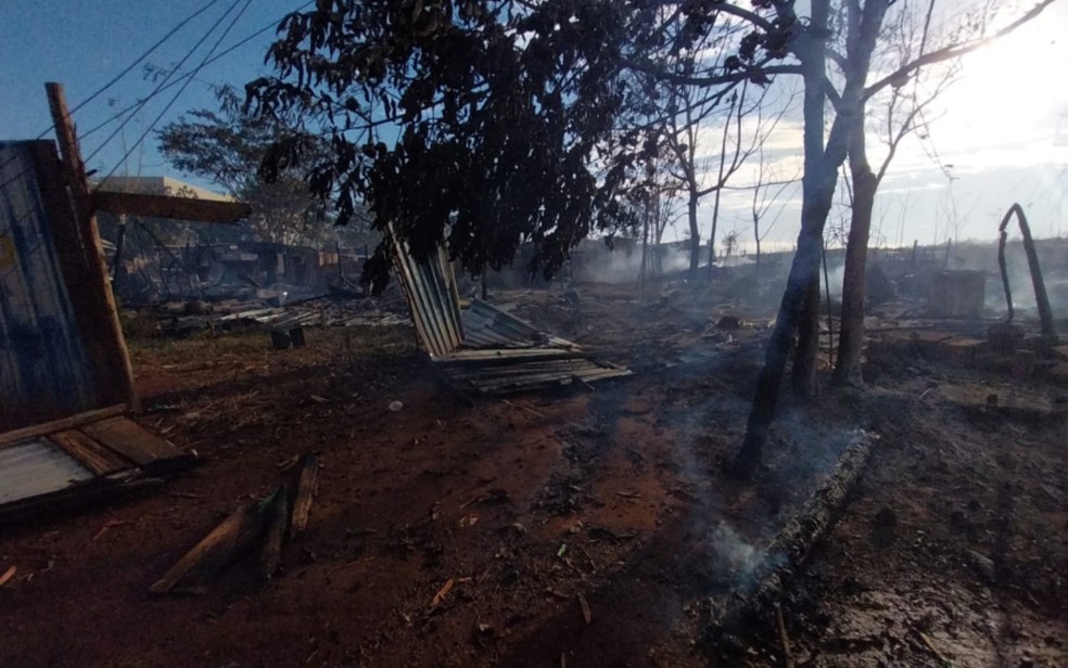Dez barracos da comunidade do Heitor Rigon, em Ribeirão Preto (SP), foram destruídos pelo fogo — Foto: Samuel Santos/CBN Ribeirão