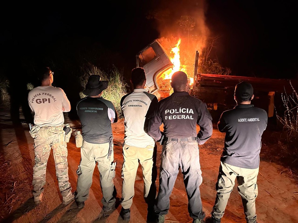 Veículo destruído após operação 'Arariboia Livre VI', da Polícia Federal — Foto: Divulgação/Polícia Federal