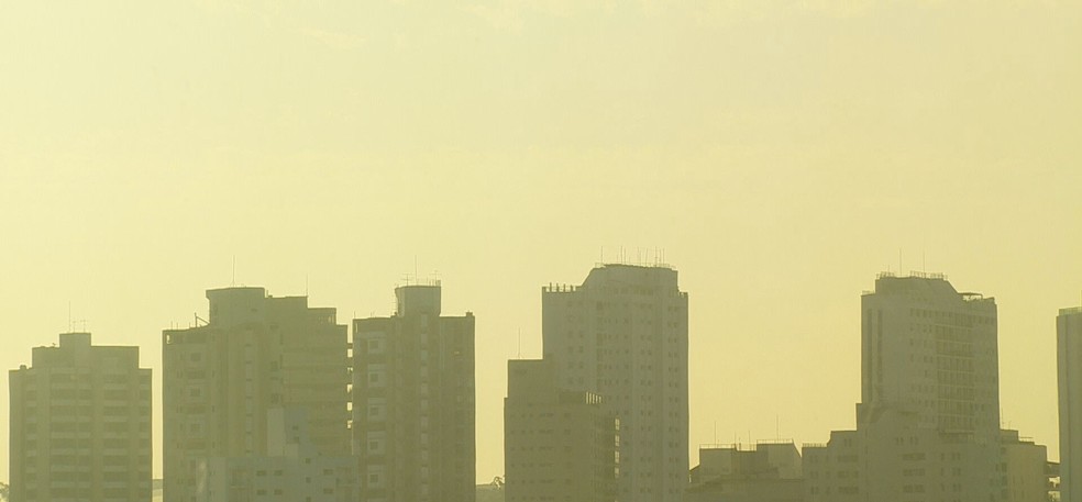 Considerado comum, principalmente quando registrado pela manhã e em áreas com rios, lagos e vales, o nevoeiro acontece devido à condensação do vapor de água no ar próximo ao solo. — Foto: Reprodução/TV Globo