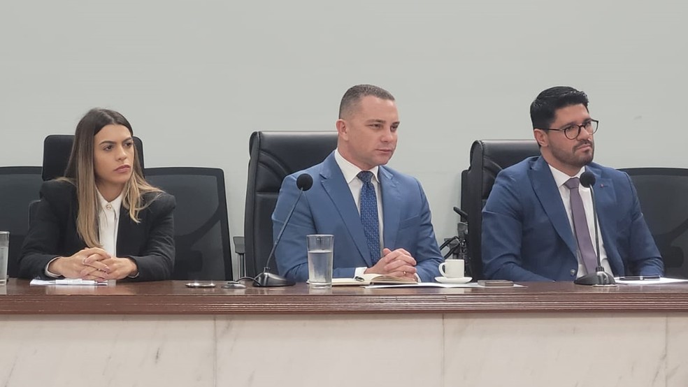 Rubem Bottas, secretário licenciado de Saúde de Rio Preto (SP), acompanhado de advogados, durante sessão da CEI da Câmara de Vereadores para colher seu depoimento, nesta quinta (21): direito ao silêncio assegurado — Foto: Marina Lacerda/TV TEM