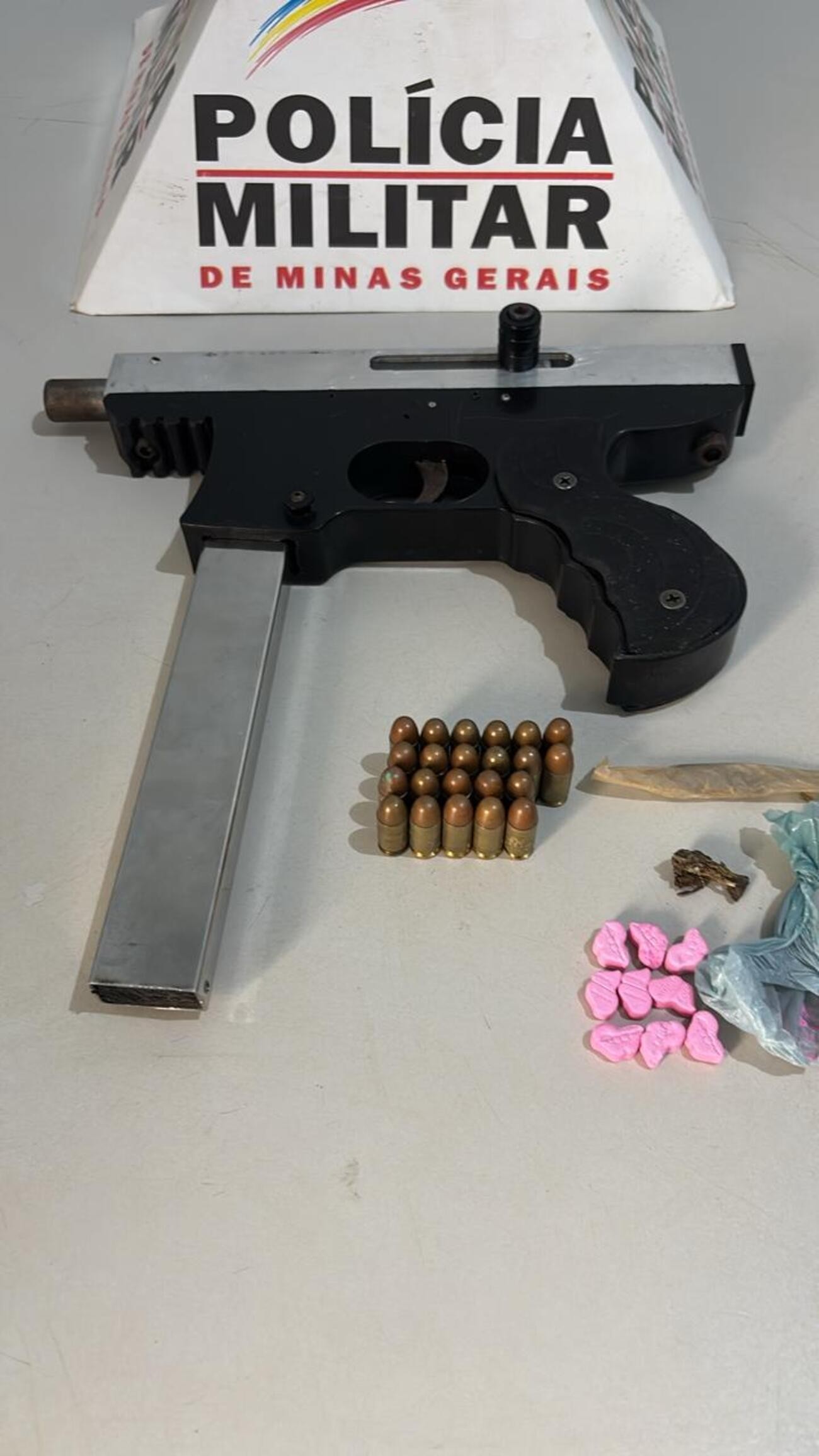 Homem é preso com submetralhadora, munições e drogas ao descer de ônibus em Rio Pardo de Minas