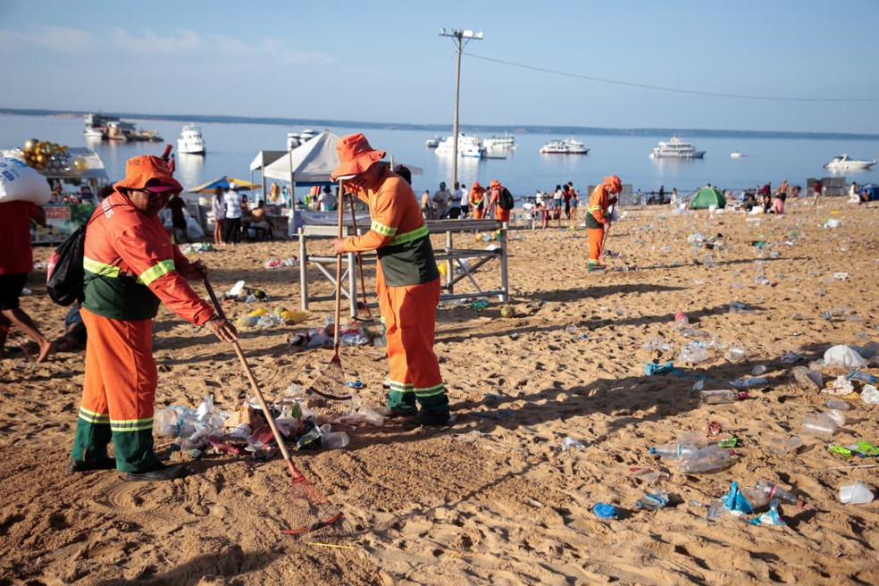 Mais de 130 toneladas de lixo s&atilde;o recolhidas por 900 garis ap&oacute;s festas de R&eacute;veillon em Manaus. &mdash; Foto: Divulga&ccedil;&atilde;o/Semcom
