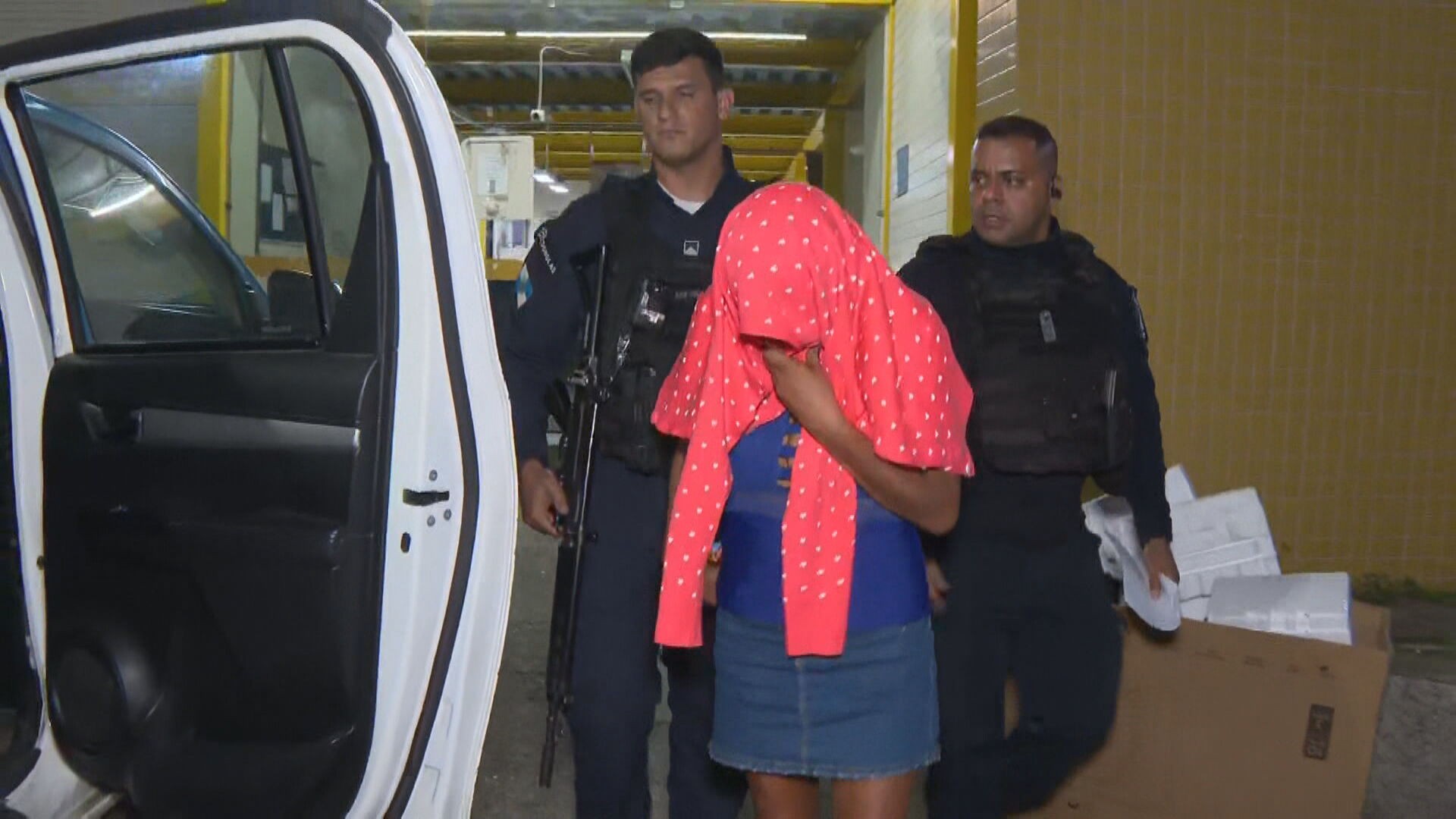 
Idosa é presa com 11 mil pinos de cocaína em Inhaúma; droga seria levada para a Região dos Lagos