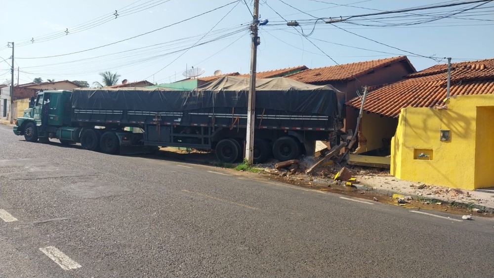 Caminhão bate em casas e moradora diz ter ficado com prejuízo de R$ 15 mil em Prata