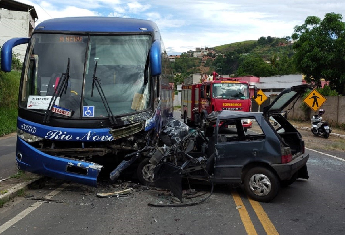Motorista de carro morre após bater em ônibus na BR-267, em Juiz de Fora