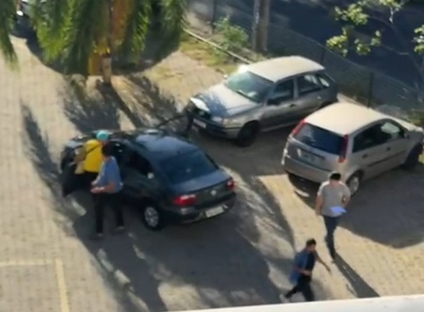 Suspeito de roubo troca tiros com policial em estacionamento de shopping de BH; VÍDEO