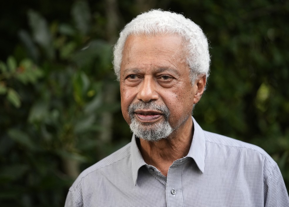 Abdulrazak Gurnah posa para foto em sua casa em Canterbury, Inglaterra — Foto: Frank Augstein/AP