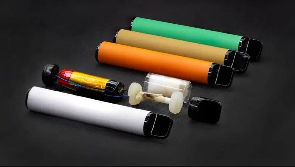 Estudo apontou que líquido dos vapes descartáveis são contaminados com metais tóxicos ainda desligados — Foto: Getty Images/via BBC