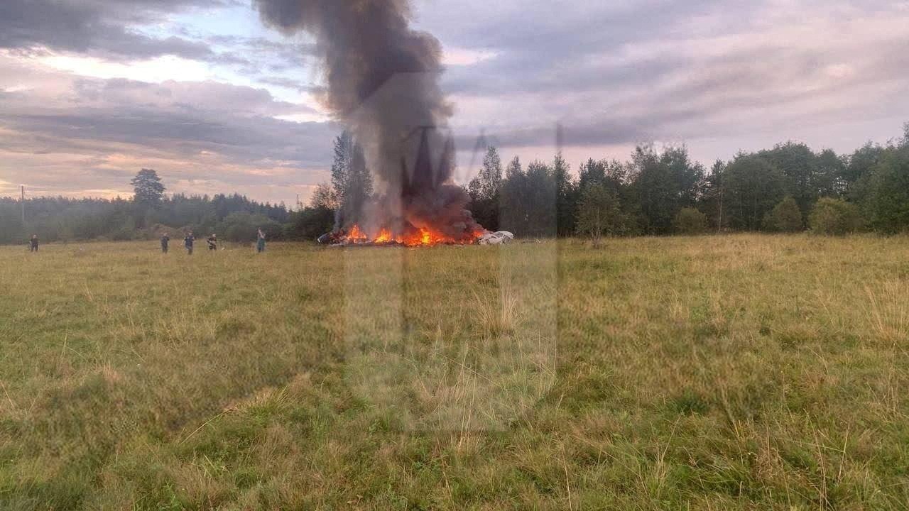 Imagem de local onde caíram destroços de avião na região de Tver, na Rússia, em 23 de agosto de 2023
