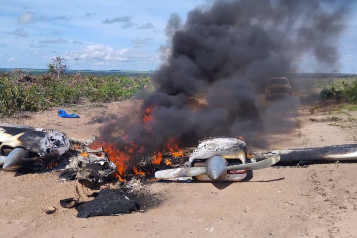 Avião de pequeno porte cai e explode em estrada rural de Mato Grosso